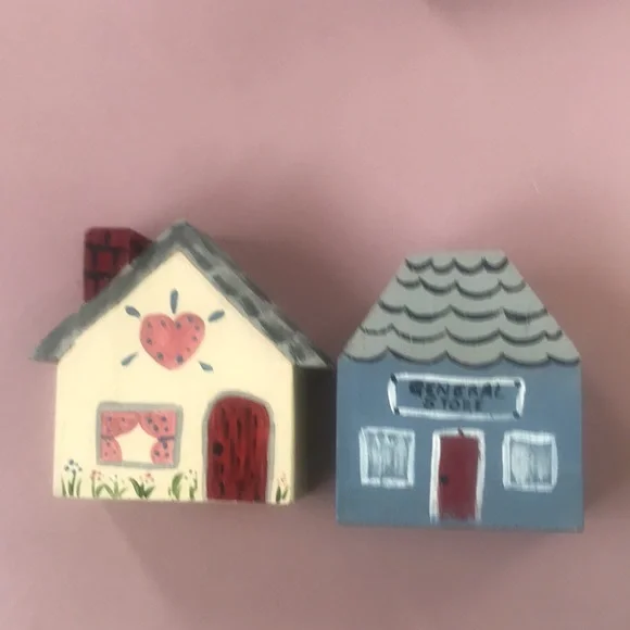 Wooden Houses- 7- 4 smaller ones, 3 larger ones - Picture 3 of 6